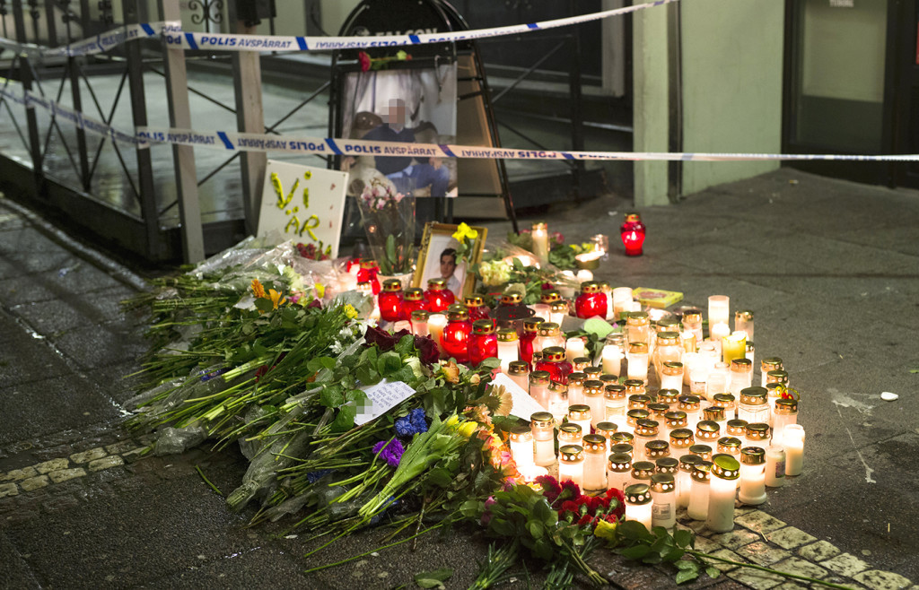 Många sörjande tände ljus och lämnade blommor utanför Vår Krog&Bar.  Foto: THOMAS JOHANSSON